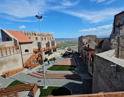 Cetatea Devei vs. Castelul Corvinilor